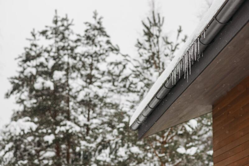 Jak snadno a rychle vyčistit zanesené okapy i bez žebříku